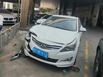 广州市14年现代瑞纳中型车2