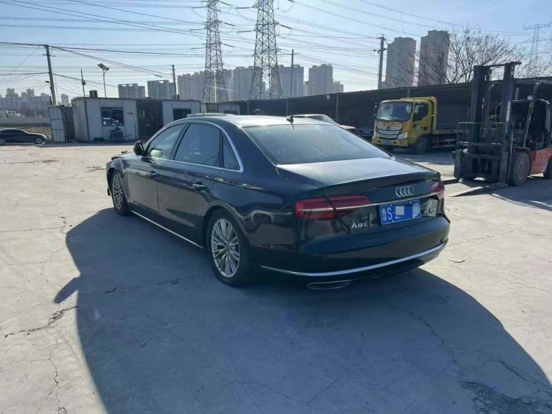 郑州市15年奥迪A8L中型车4